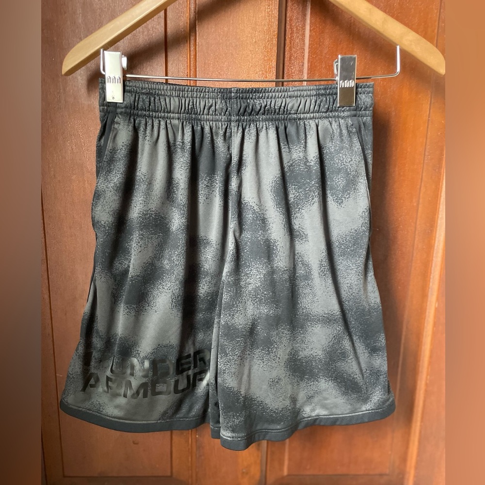 Under Armour boys youth large loose athletic shorts